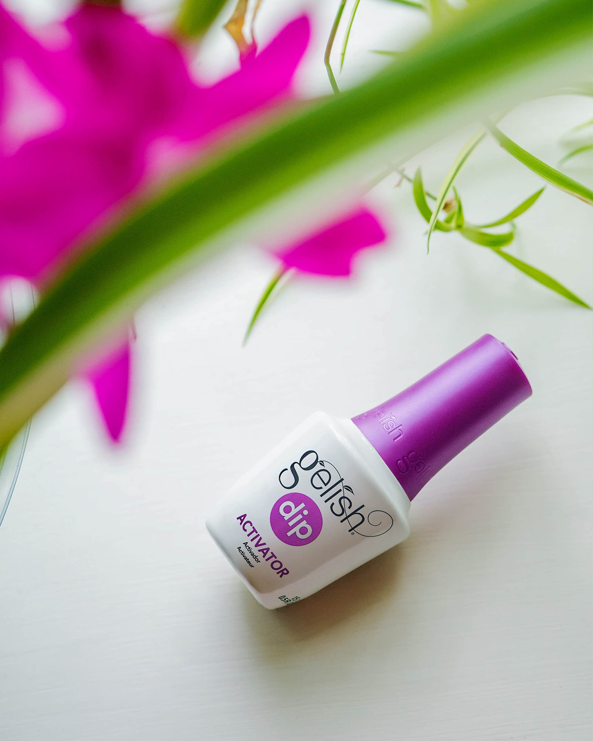 Gelish Dip Basix application demo showcases no-lamp use for fast mani.