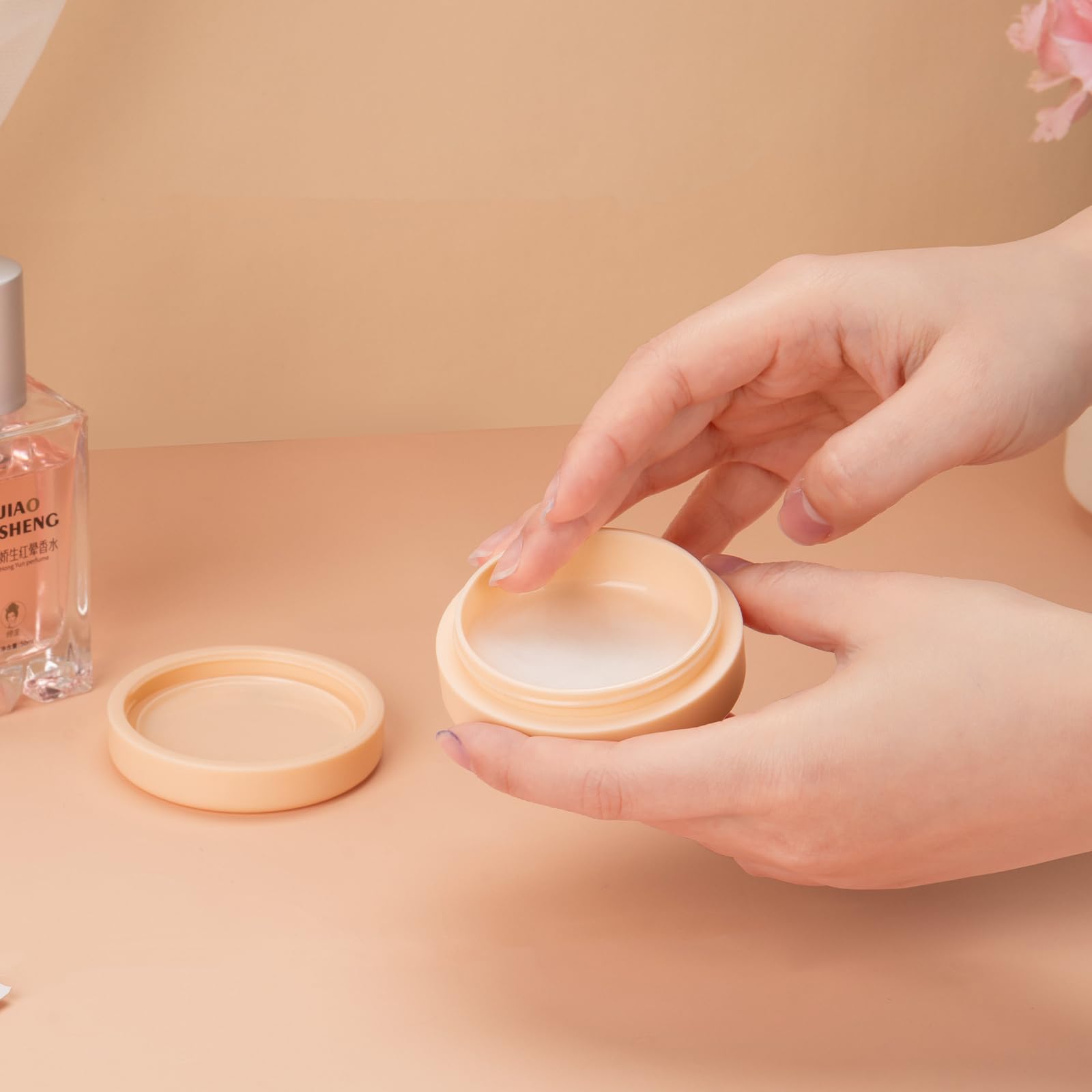 Gemice easy-clean silicone containers rinse with warm soap.