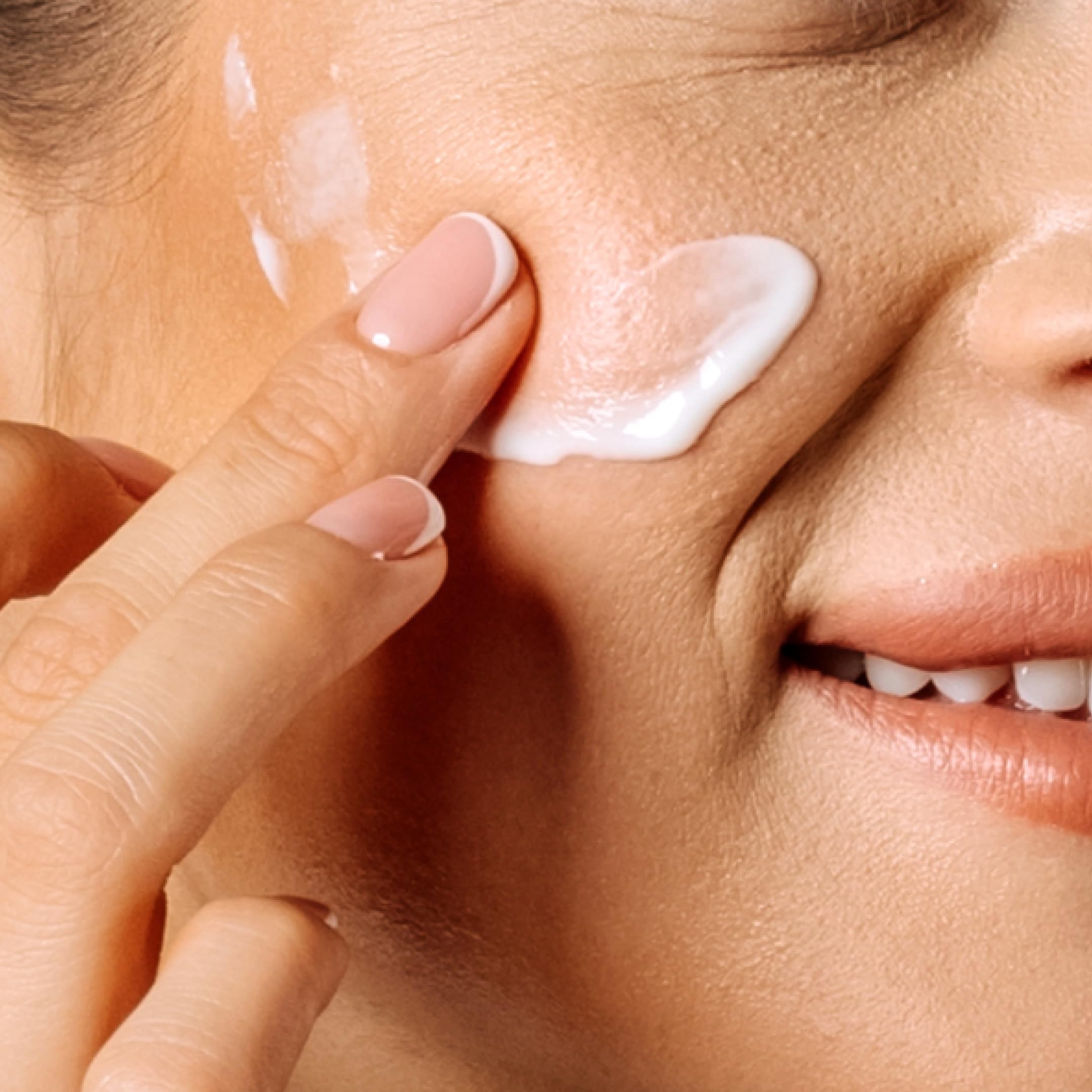 Geologie niacinamide-hyaluronic-acid-visual indicates hydrating formula for plumper skin.