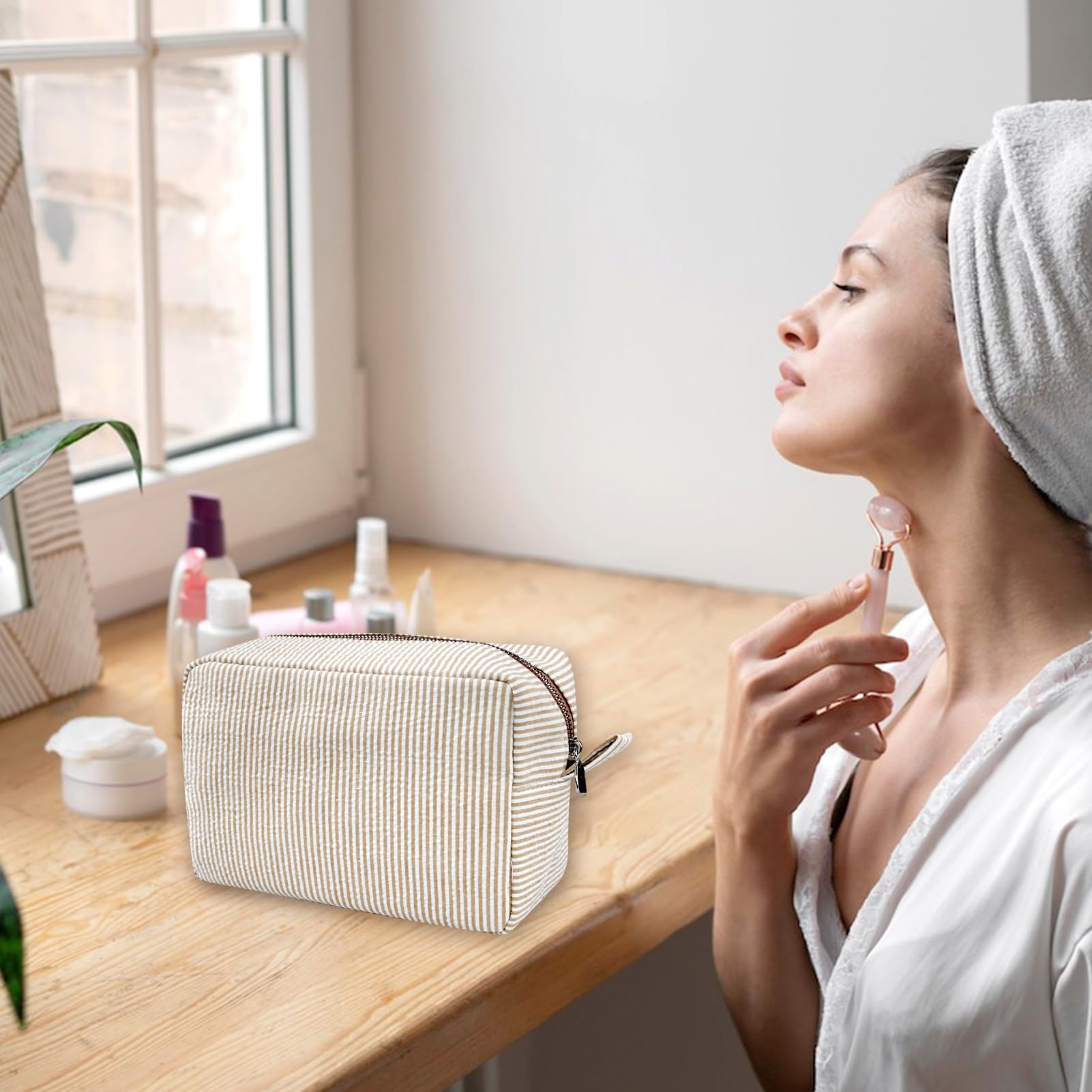 GFU cosmetic bag seersucker brown compact-size ensures lightweight portability and clutter-free packing.