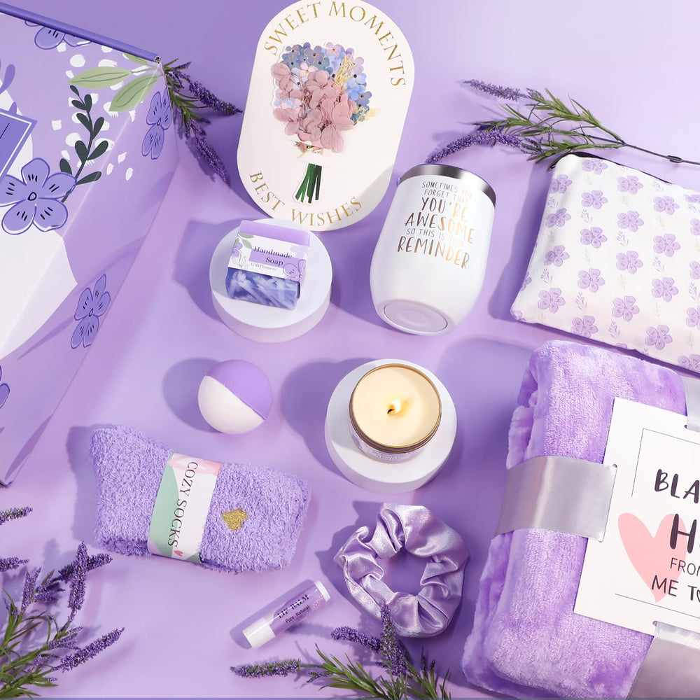 GiftPioneer unboxing moment highlights luxury packaging and personal touch.