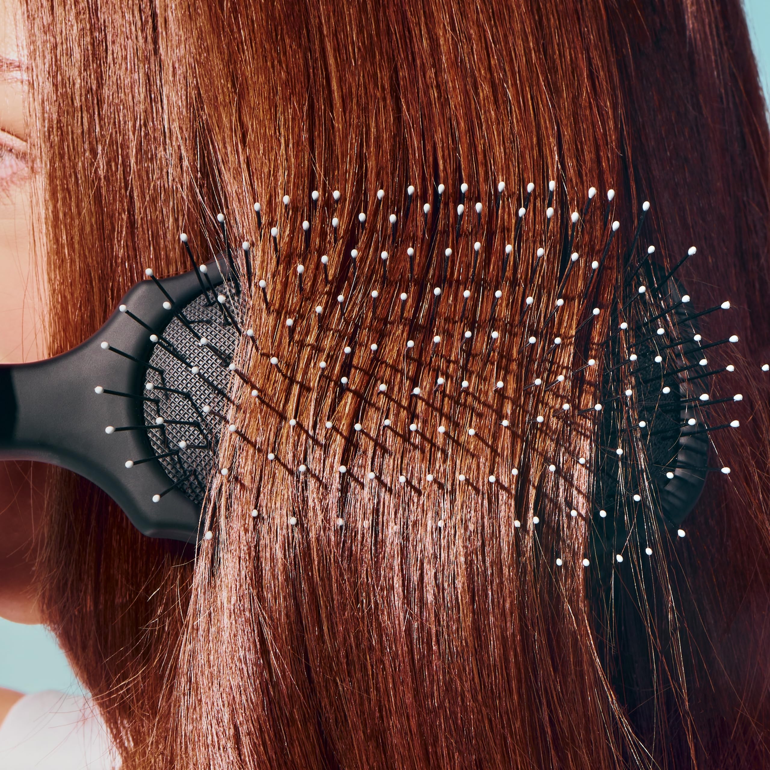 GIMME Beauty velvet-grip handle ensures secure, comfortable detangling.