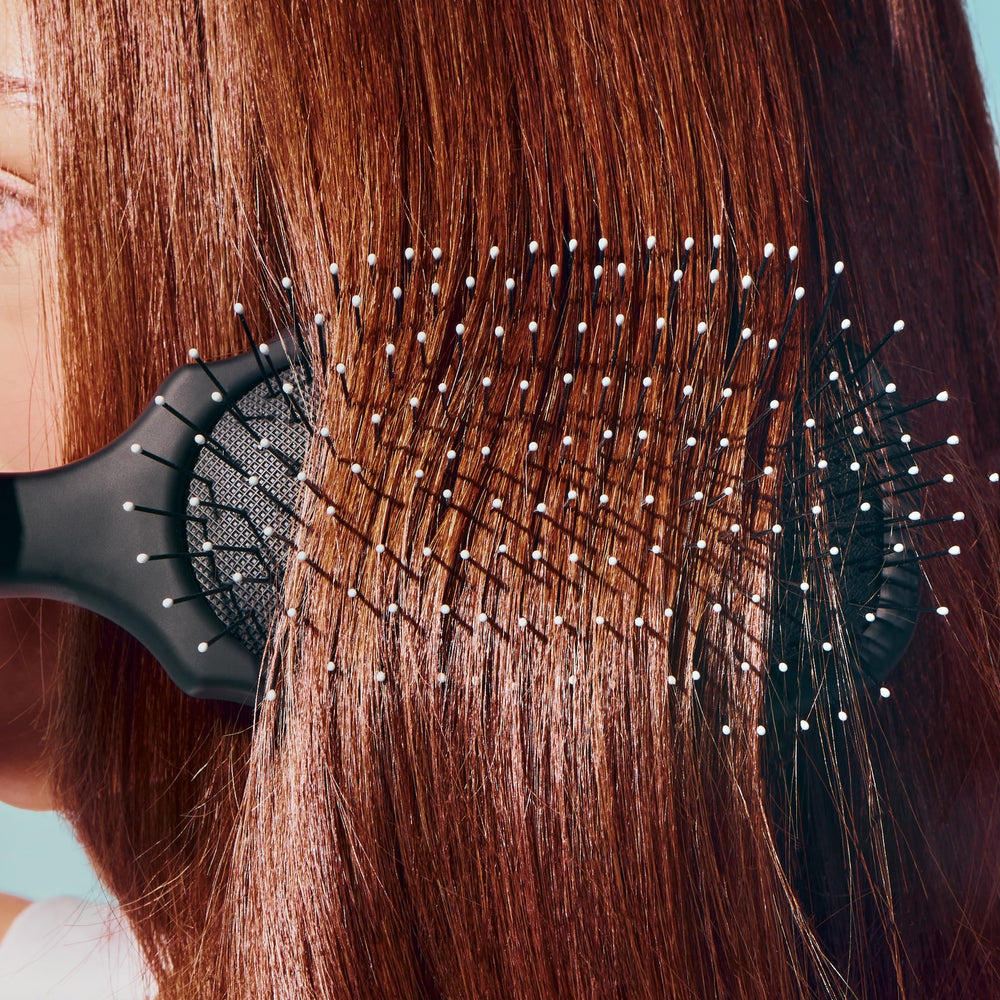 GIMME Beauty velvet-grip handle ensures secure, comfortable detangling.