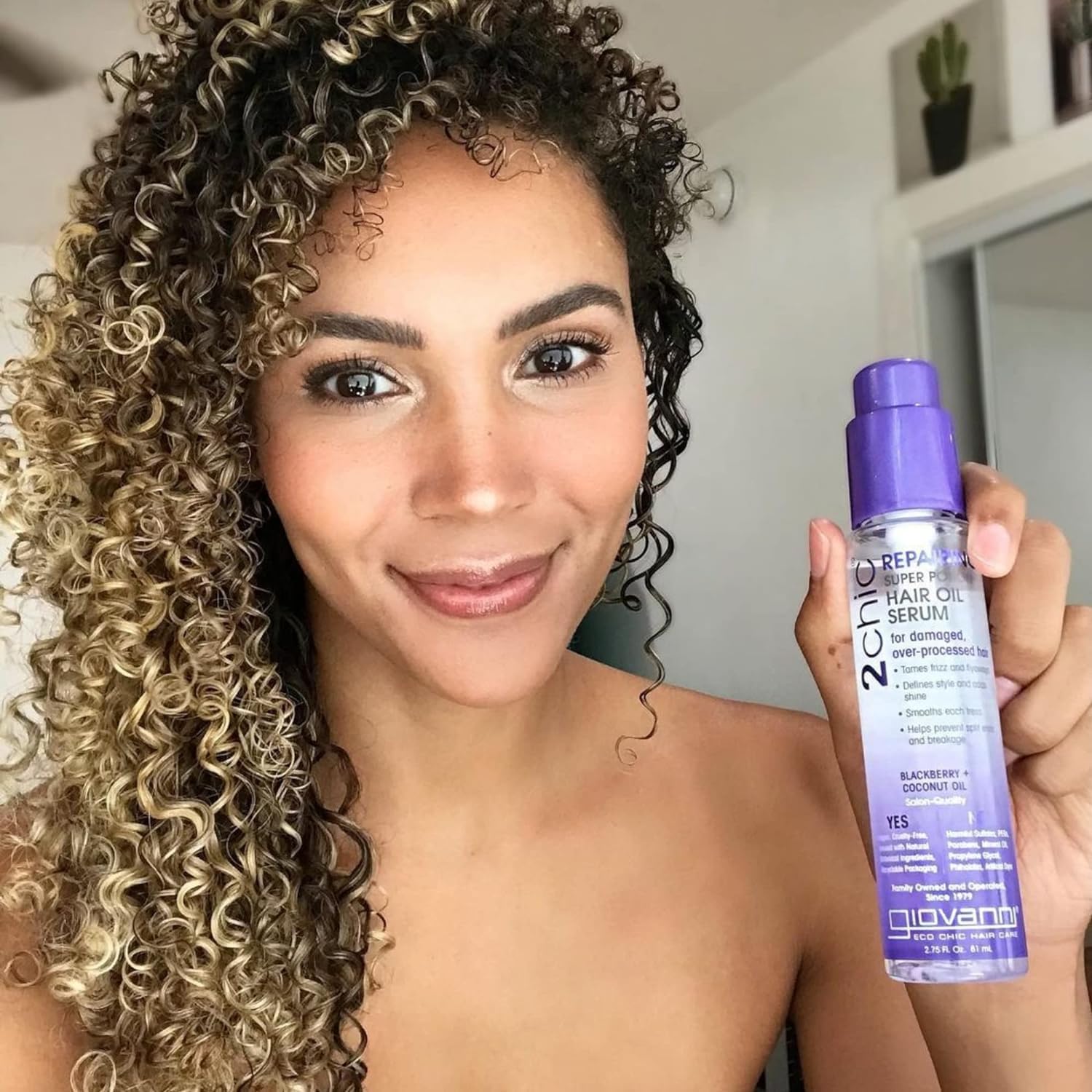 GIOVANNI 2chic Repairing Super Potion coconut milk close-up shows creamy conditioning for softer ends.