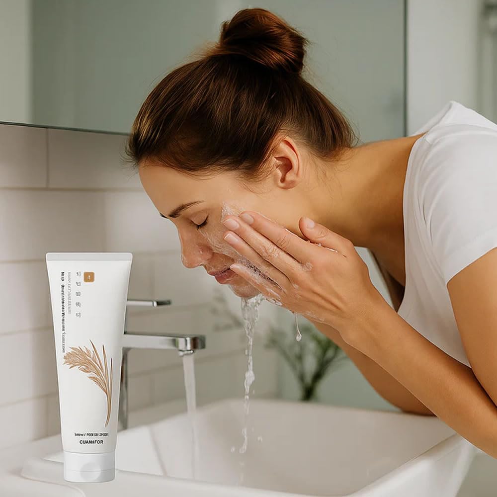 Glamfox Rice Niacinamide Foam Cleanser pump demonstrates easy, alcohol-free cleansing routine.
