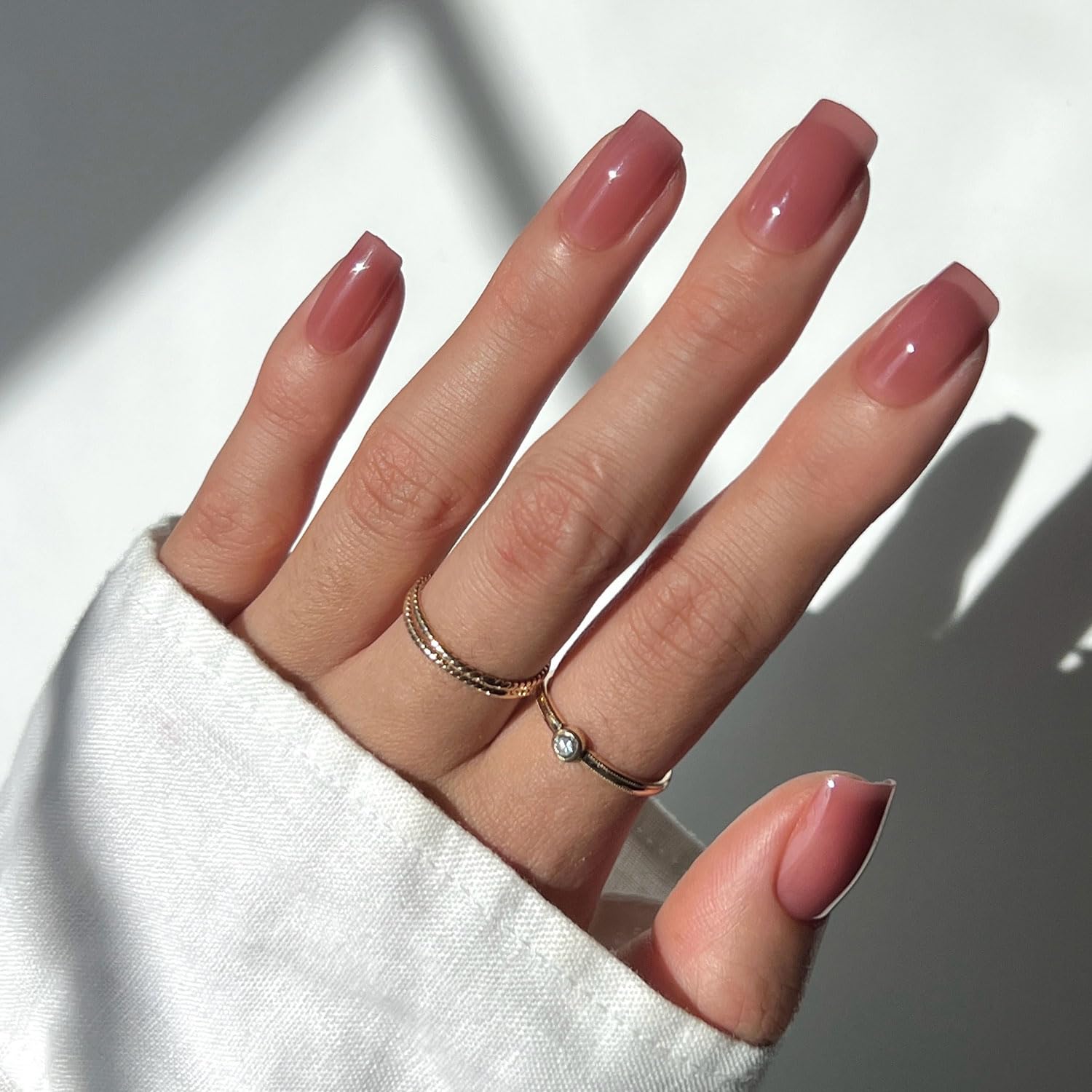 Glamnetic Dusty Pink Nails kit – close-up of glossy press-ons offering durable, salon-quality shine.