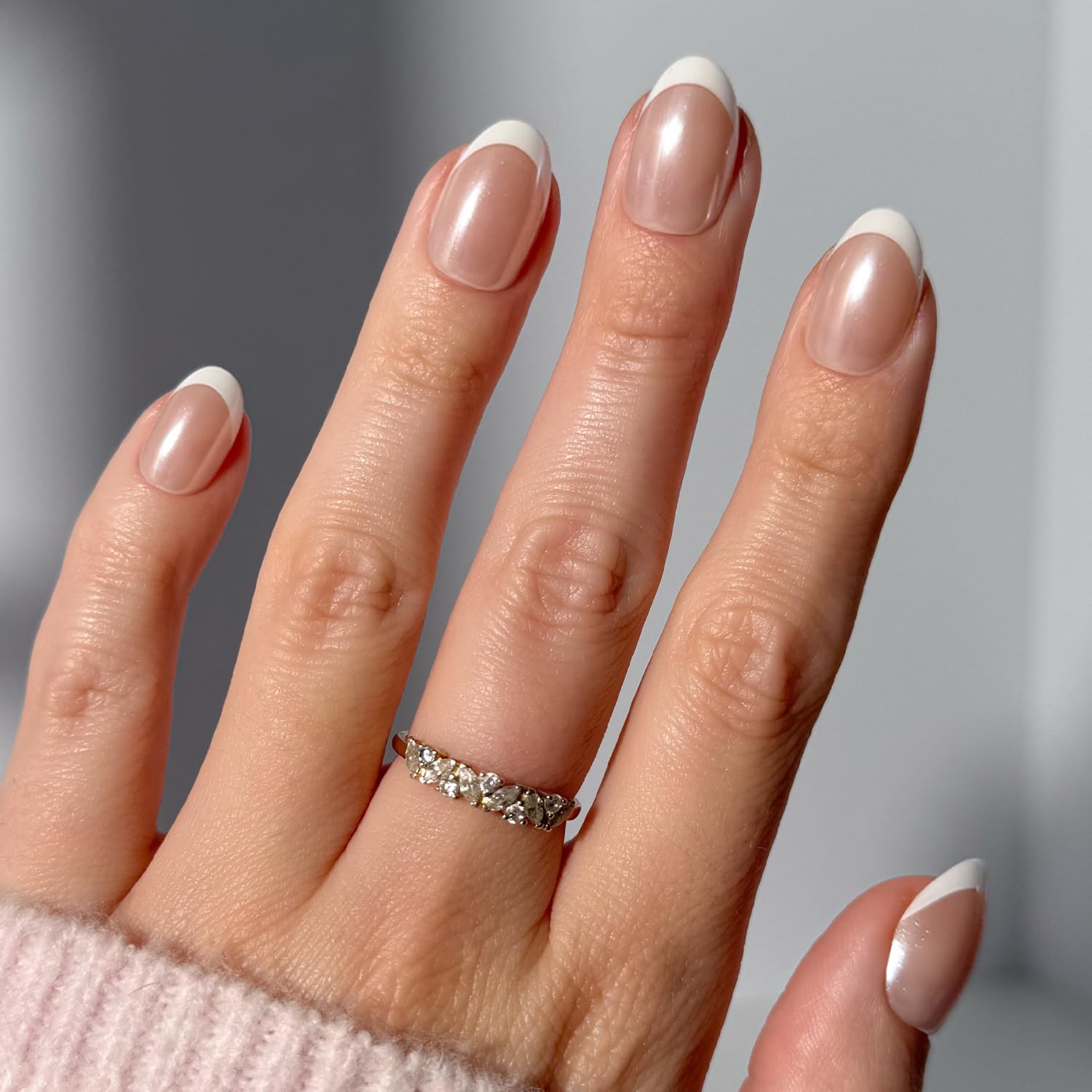 Glamnetic Pearlfect nails in an open box with storage case for easy setup.