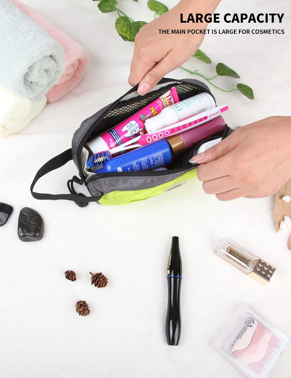 GOX Dopp Kit side pocket organization separates toothbrushes and razors for easy packing.