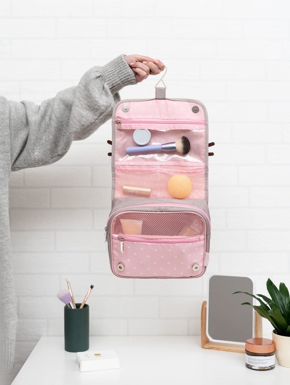 Grupo Erik Pusheen waterproof polyester material protects contents during travel