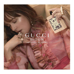 Gucci Bloom flacon close-up highlighting delicate bottle details and premium packaging.