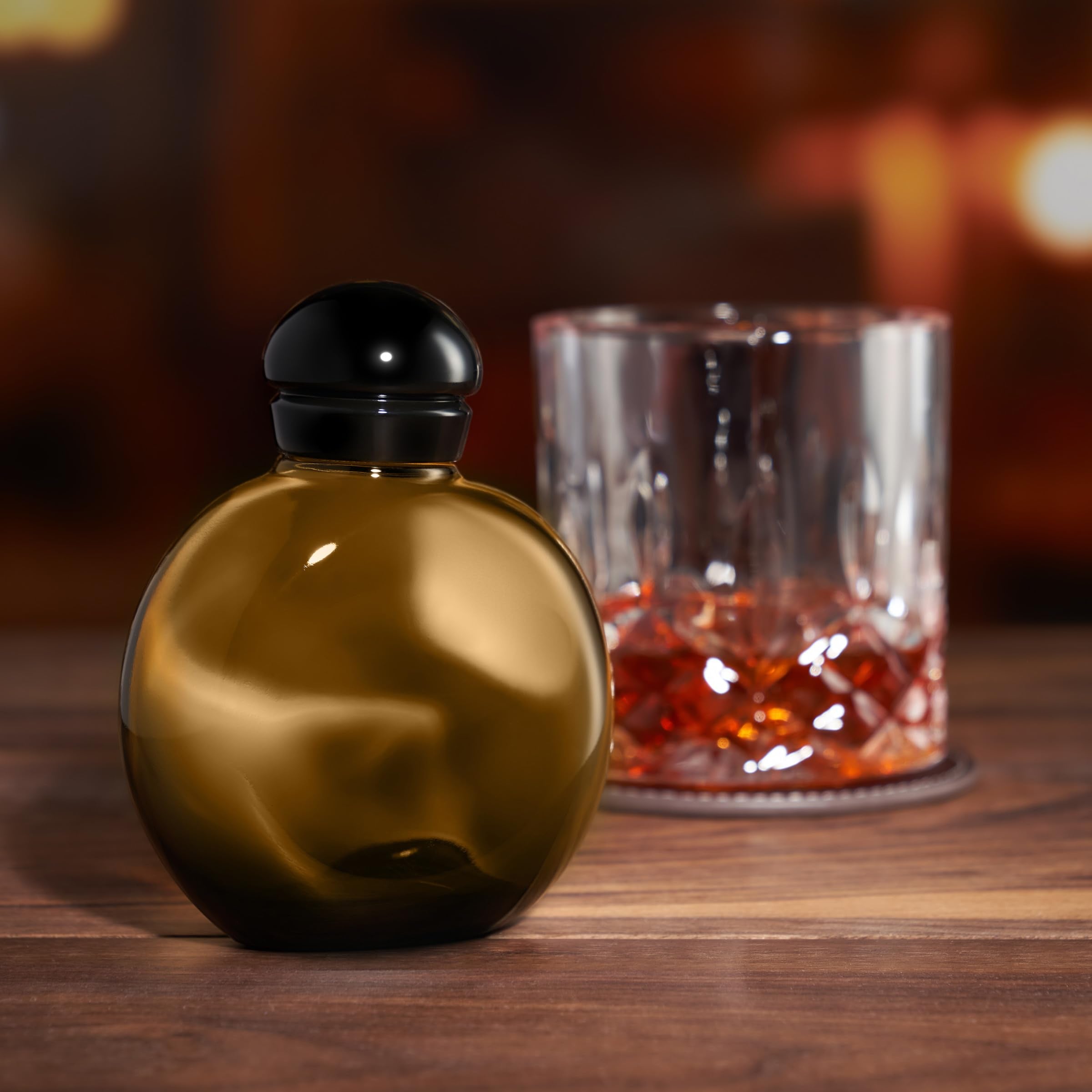 Halston Z-14 woody-base shot emphasizes patchouli and cedarwood depth for lasting presence.
