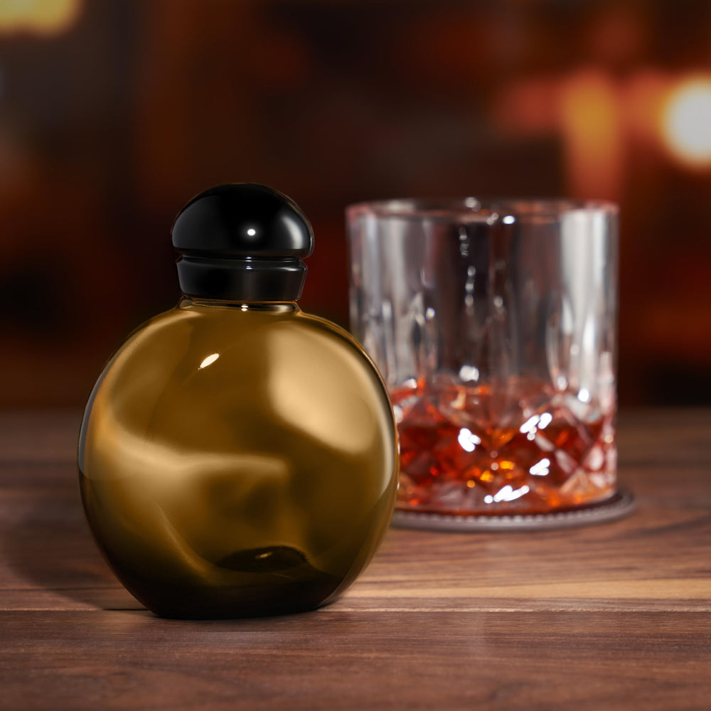 Halston Z-14 woody-base shot emphasizes patchouli and cedarwood depth for lasting presence.