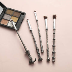Hamowtux Harry Gifts blush wand for even, controlled color placement