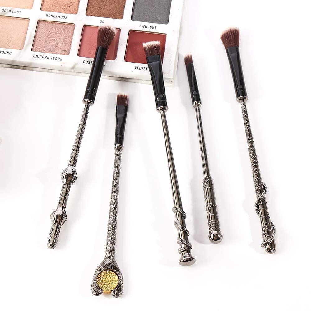 Hamowtux Harry Gifts powder wand delivers soft feathered finish