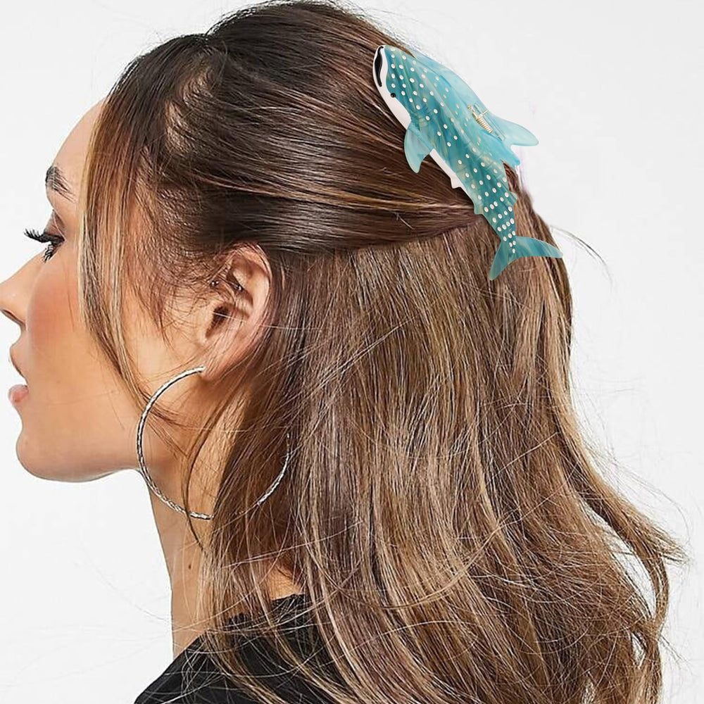 Hapdoo Ocean Hair Clip model showcases marine design with chic outfit