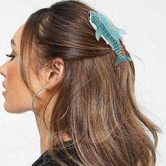 Hapdoo Ocean Hair Clip model showcases marine design with chic outfit