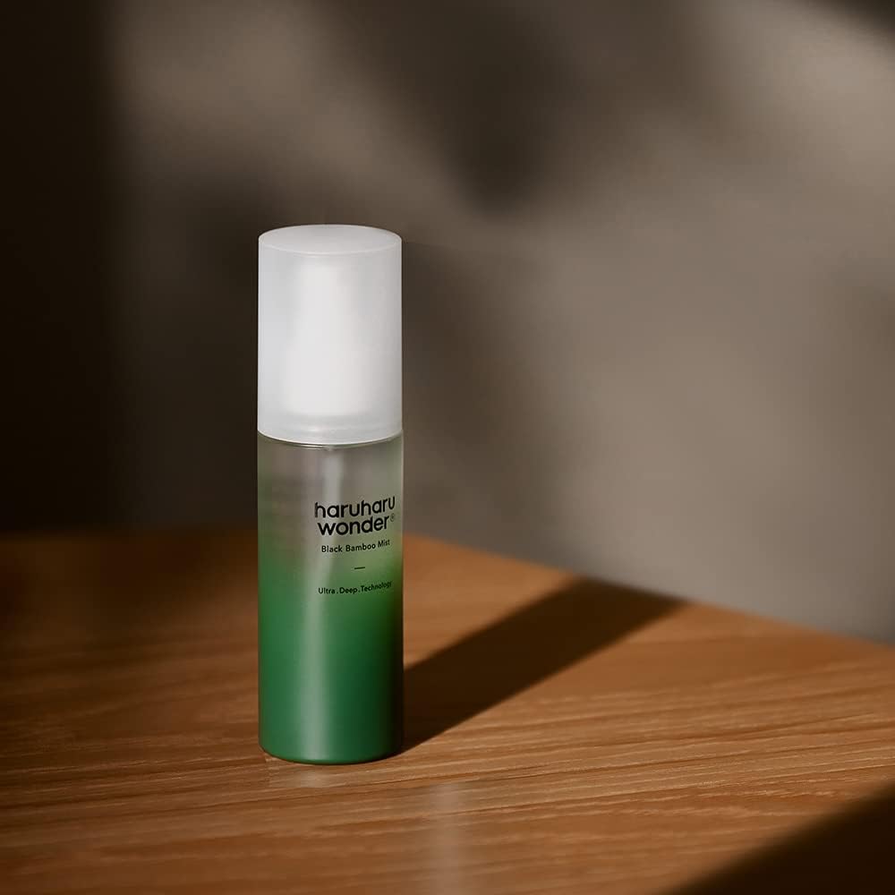 HARUHARU Wonder Black Bamboo Mist bamboo elixir close-up highlighting antioxidant hydration.
