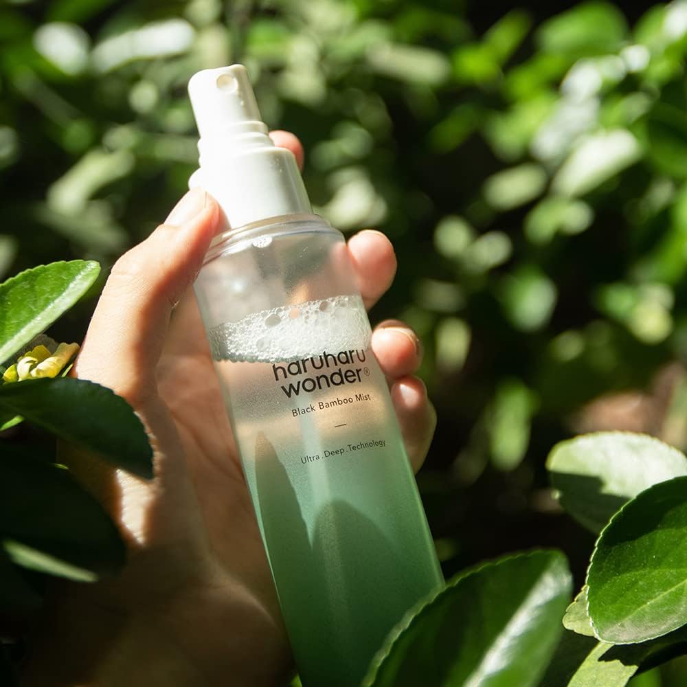 HARUHARU Wonder Black Bamboo Mist, primer plano de extractos de bambú para antioxidantes.