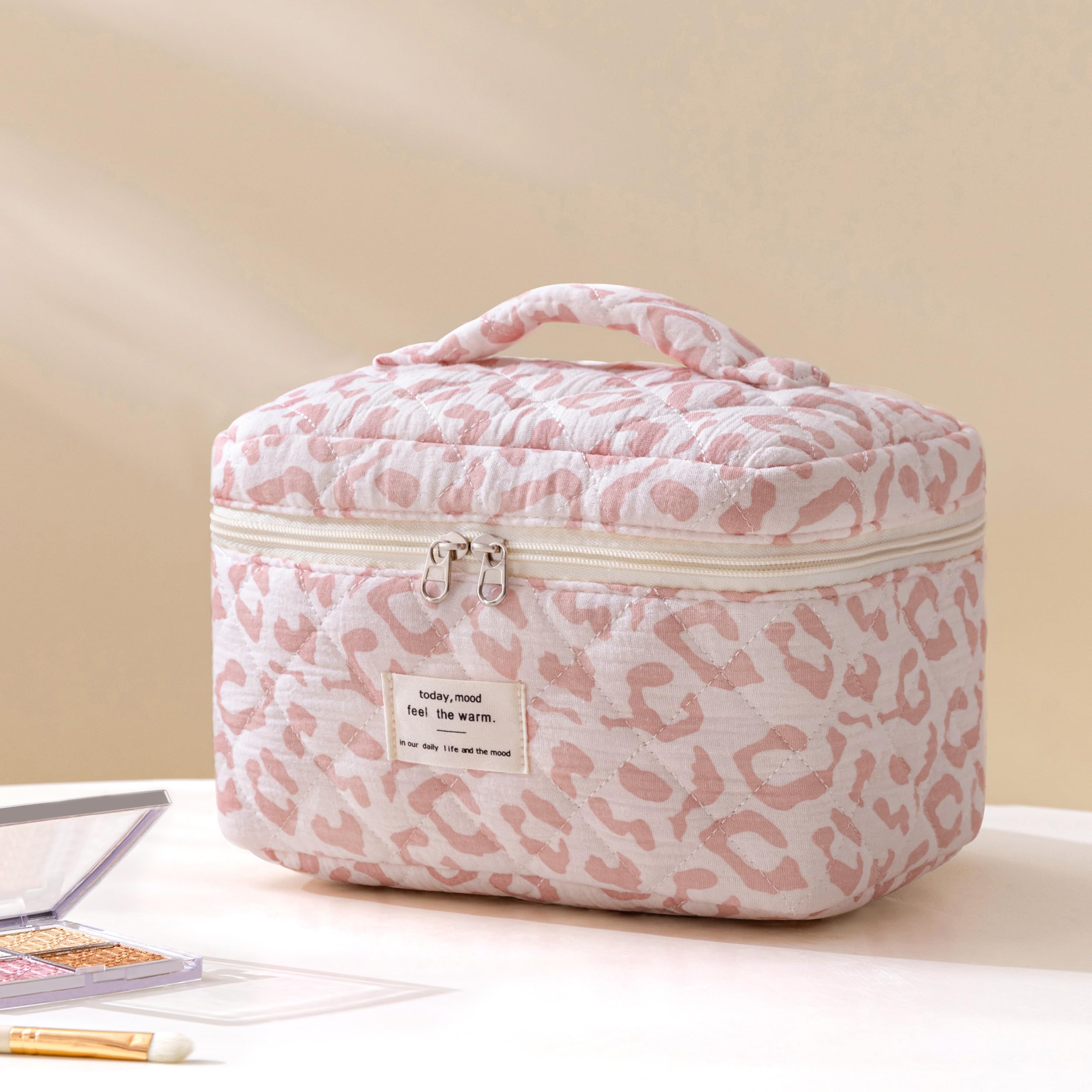 HBselect floral cosmetic bag doubles as toiletries bag for weekend trips.