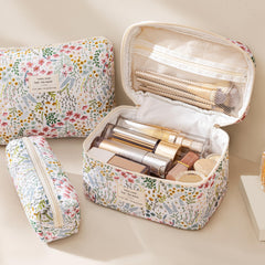 HBselect makeup bag close-up showing gold-plated zipper for easy access