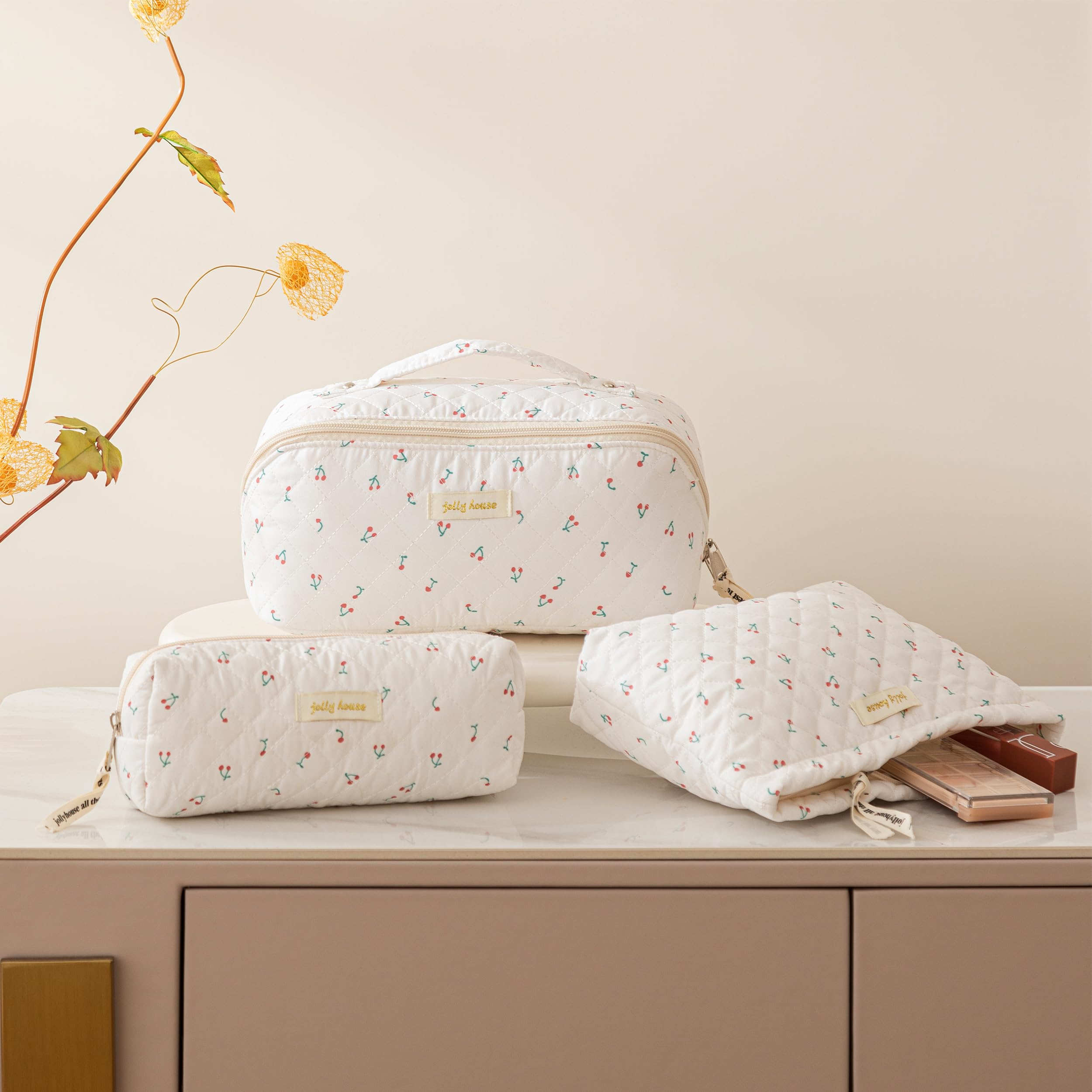 HBselect quilted makeup bag travel large-capacity holds brushes and toiletries neatly.
