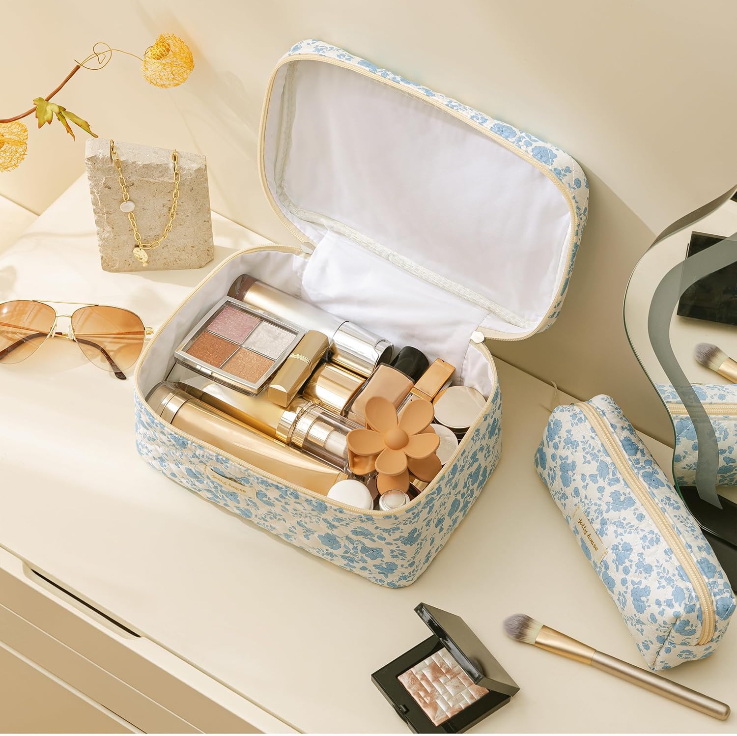 HBselect quilted makeup bag zipper closeup with gold-plated hardware
