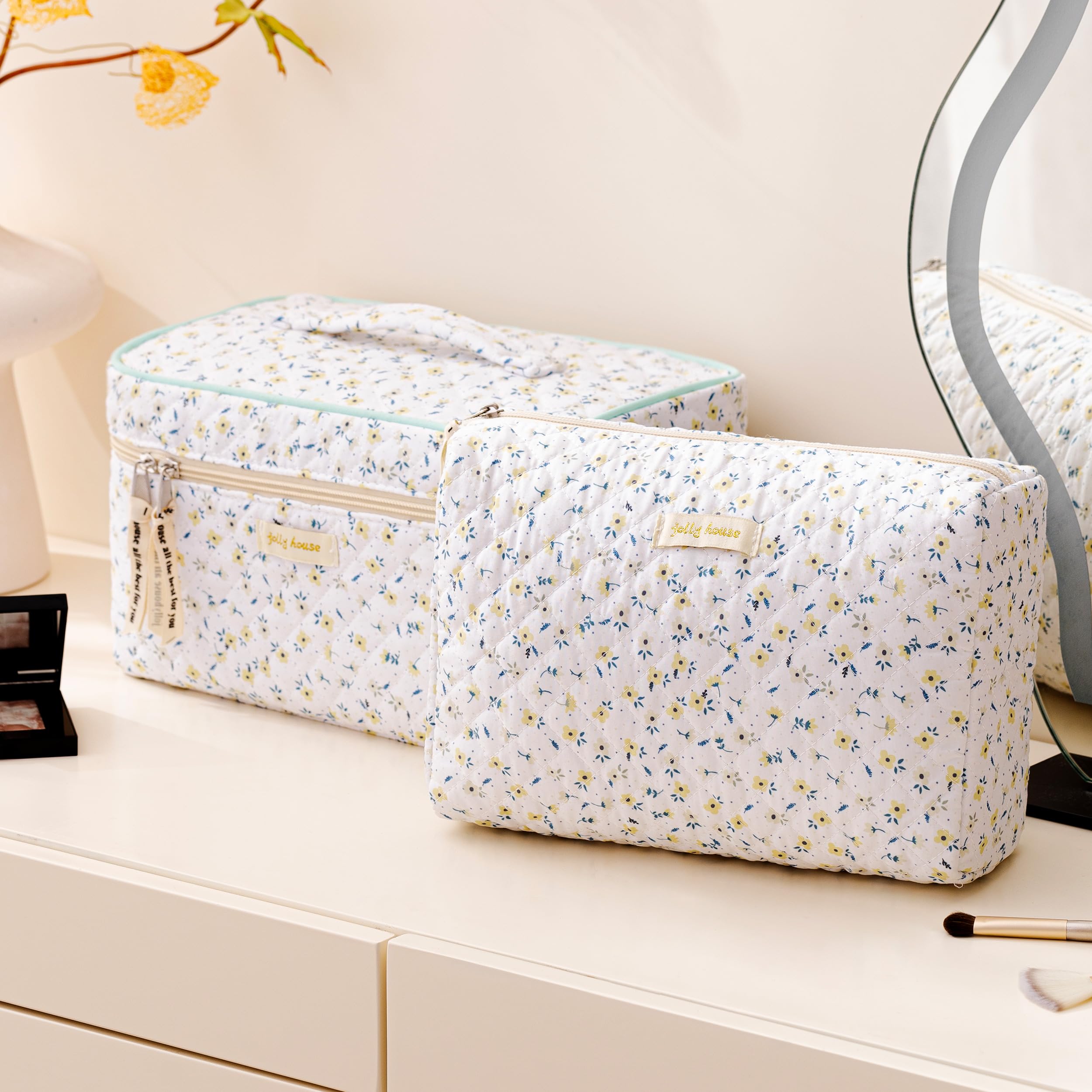 HBselect quilted makeup bag zipper close-up, gold-plated pull enhances durability and ease.