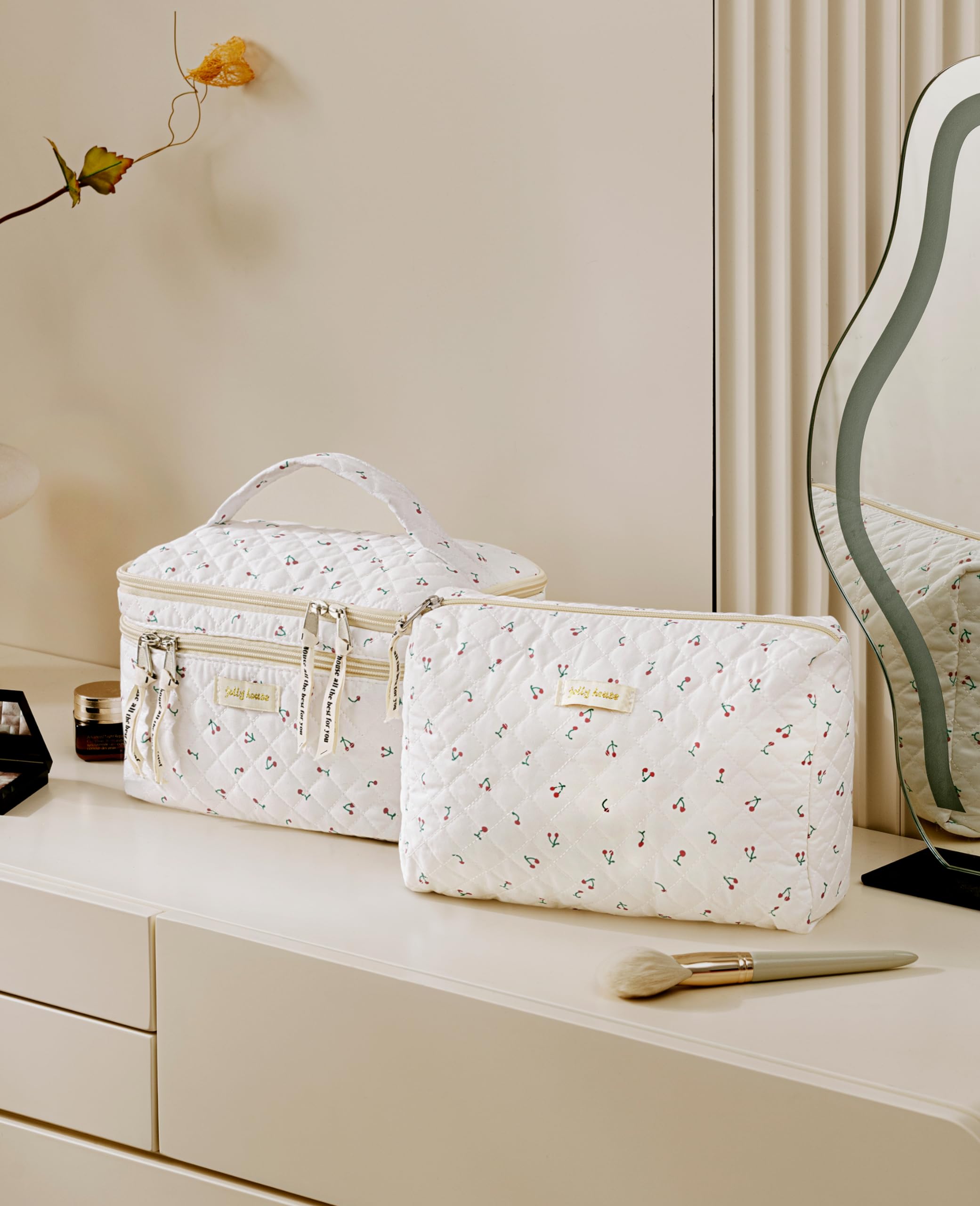 HBselect large-capacity interior demonstrates space for full-size cosmetics and toiletries