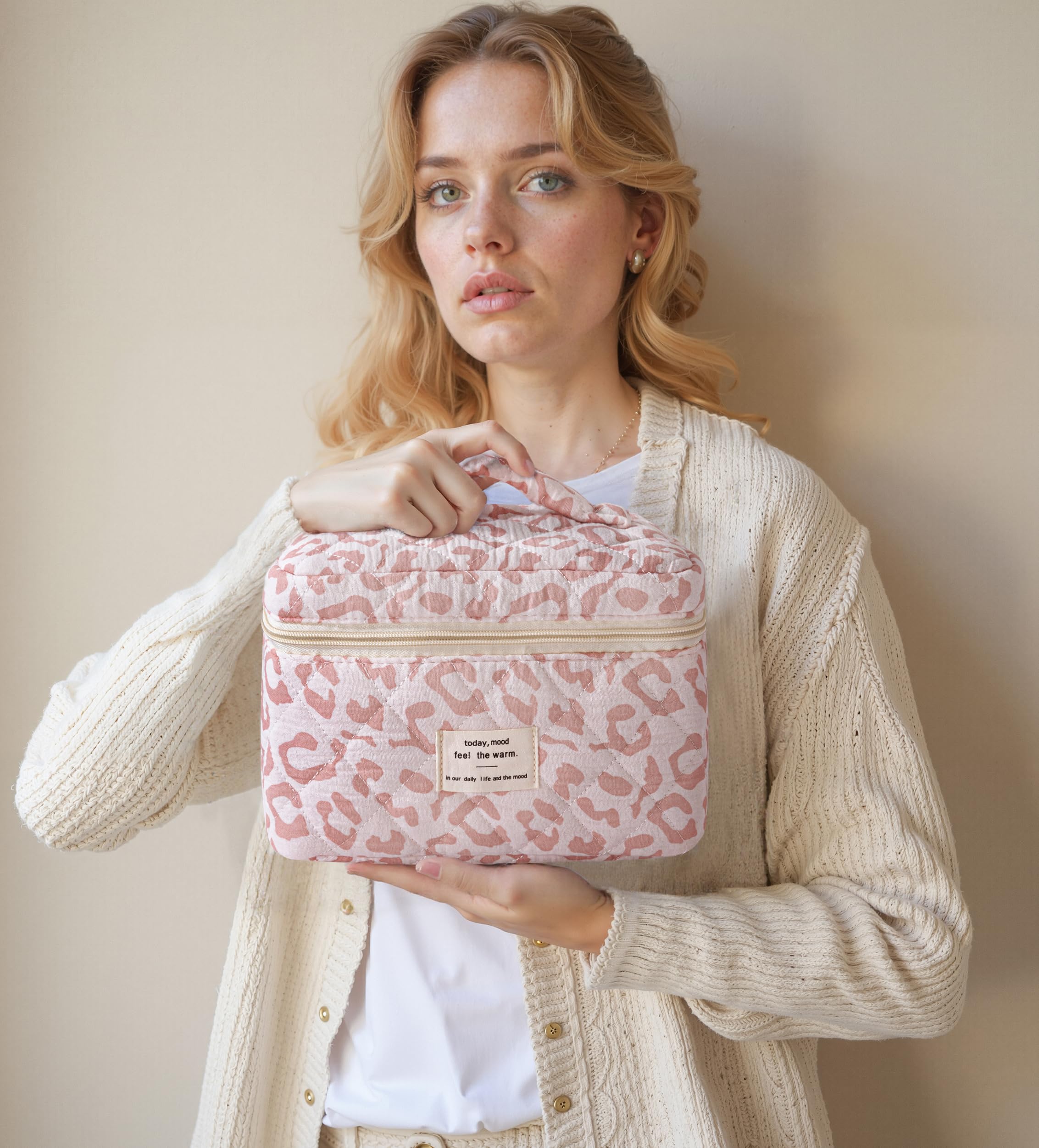 HBselect portable women’s makeup bag, lightweight and travel-friendly.