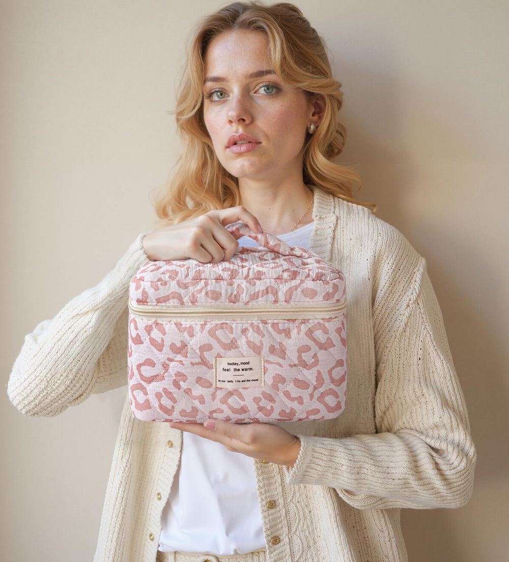 HBselect portable women’s makeup bag, lightweight and travel-friendly.