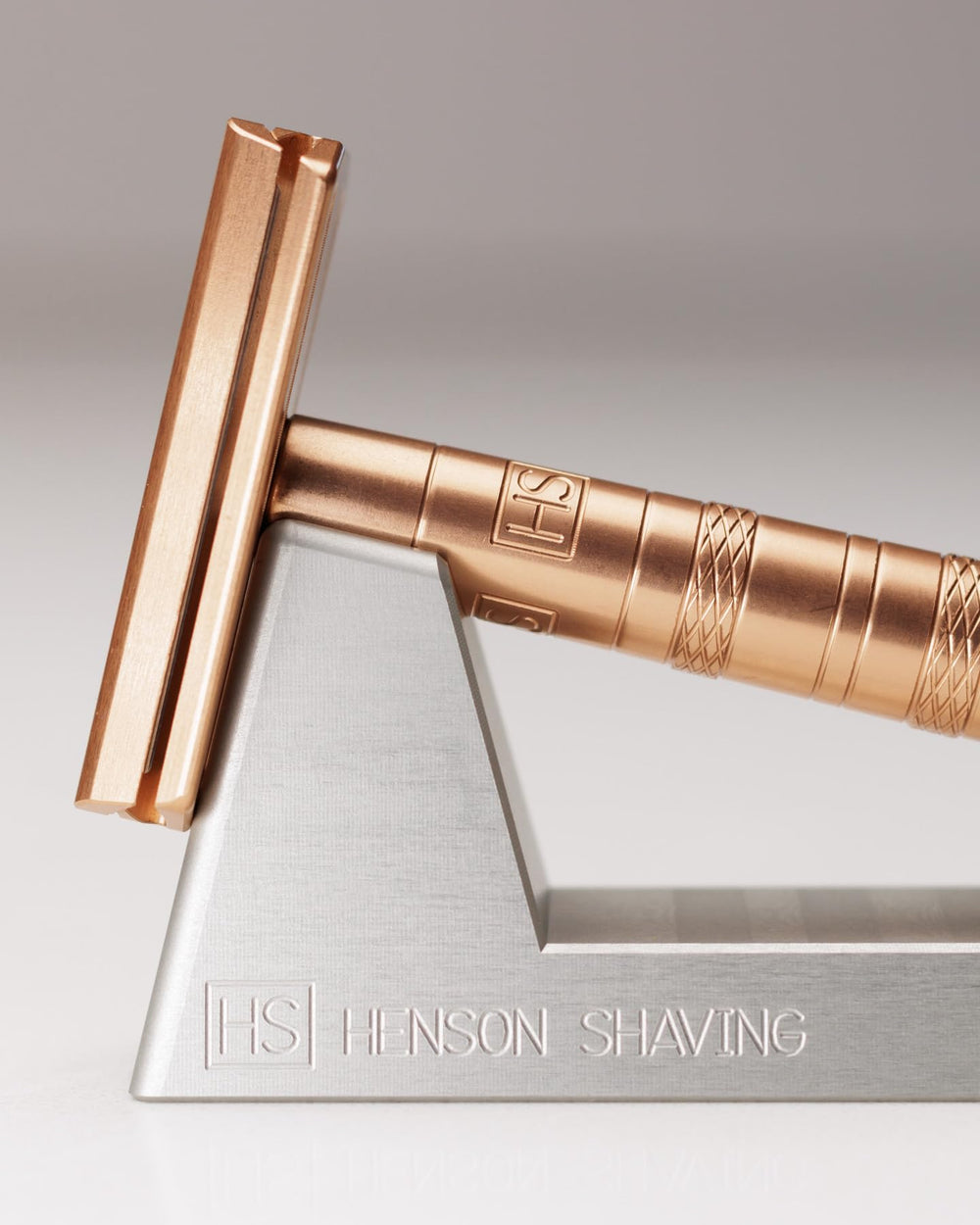 The Henson Razor Stand durable-milled-edges ensure safe handling.