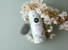 Herb & Root Lavender powder with calming scent and moisture absorption.