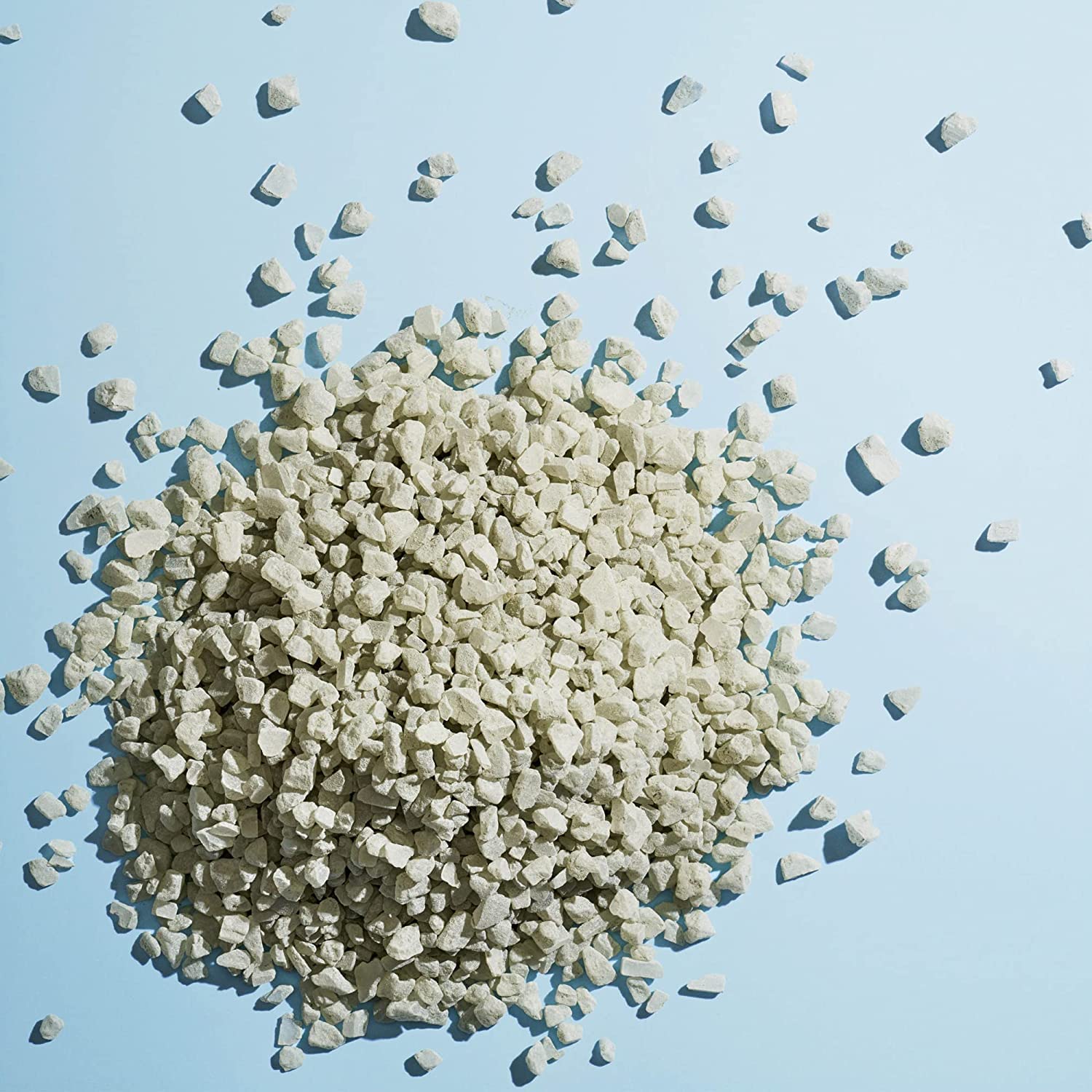 HERBIVORE Detox Soaking Salts Cambrian Blue Clay close-up highlighting detoxifying clay properties.