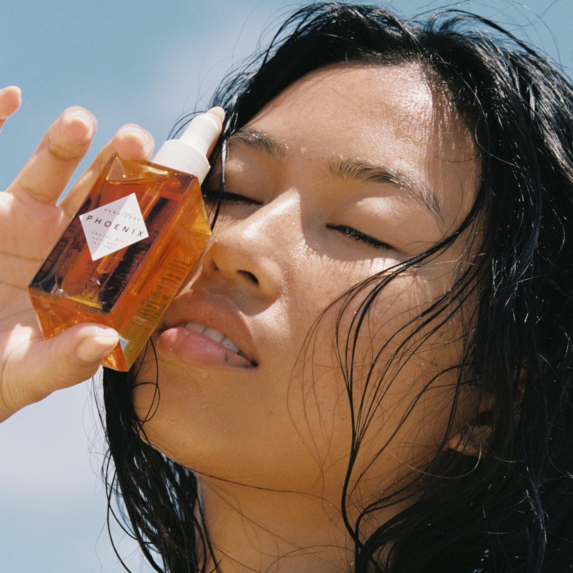 Herbivore Phoenix Face Oil bottle cap – secure closure for travel-friendly care.