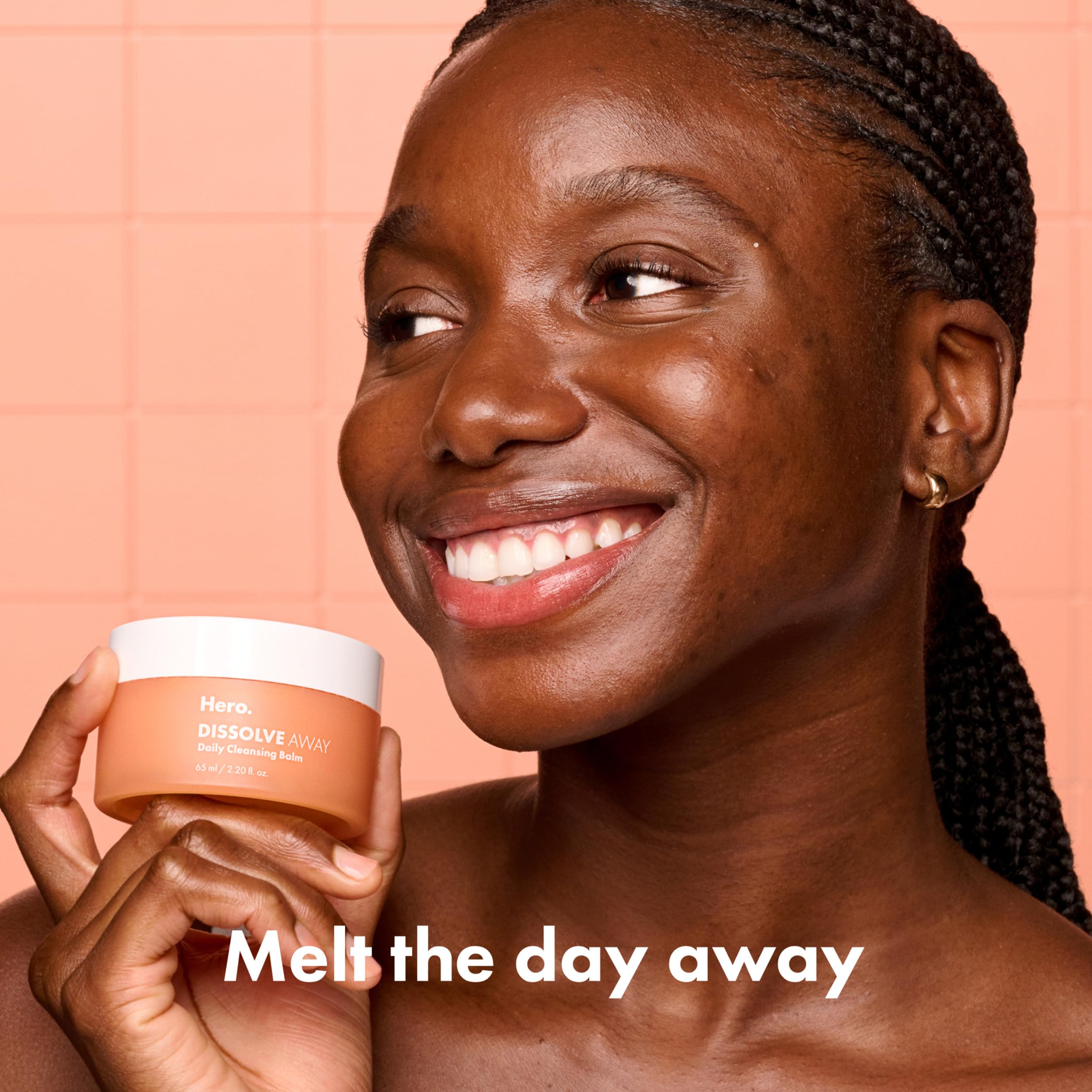 HERO COSMETICS Bálsamo Desmaquillante, aplicación en mano, funde el maquillaje para una limpieza suave.