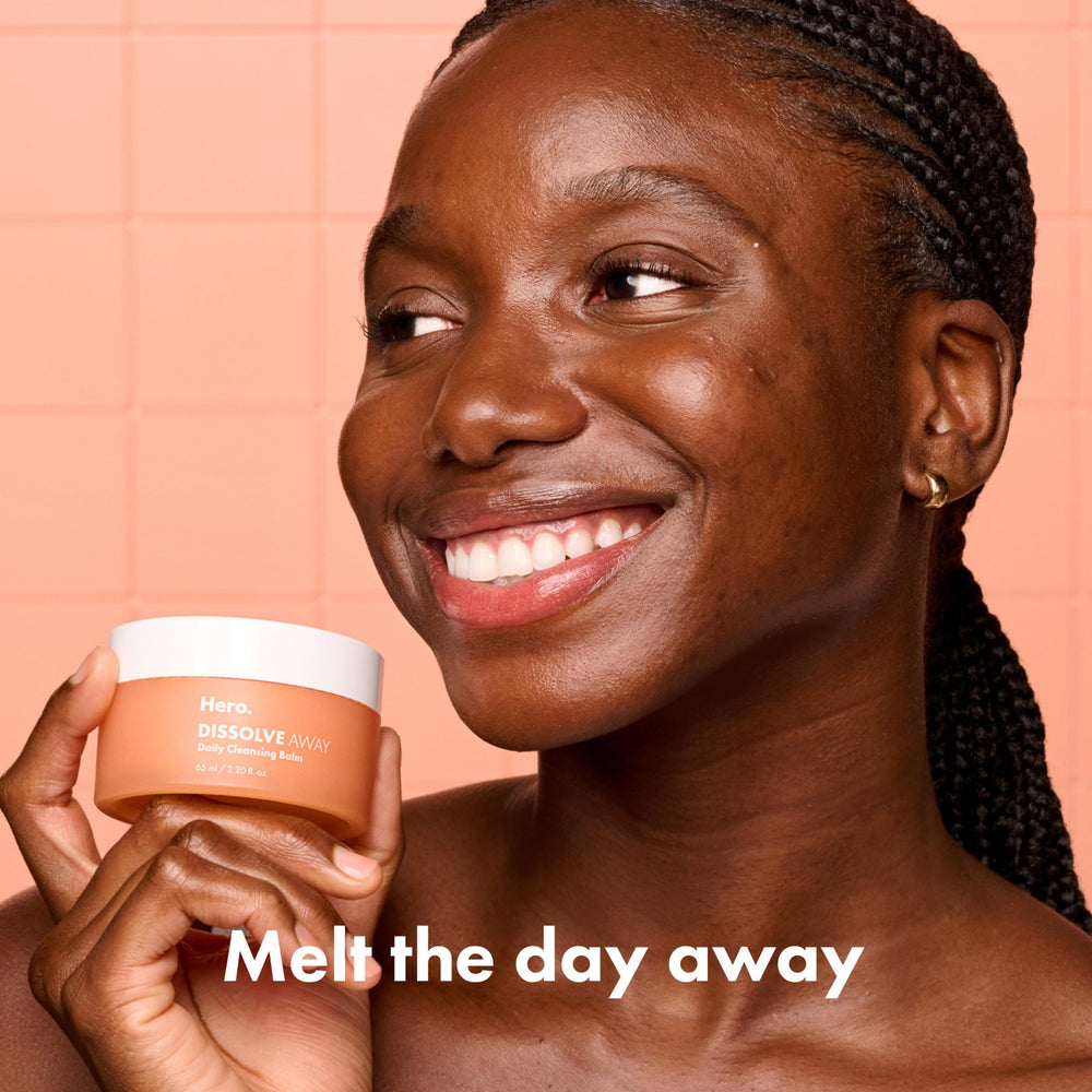 HERO COSMETICS Bálsamo Desmaquillante, aplicación en mano, funde el maquillaje para una limpieza suave.