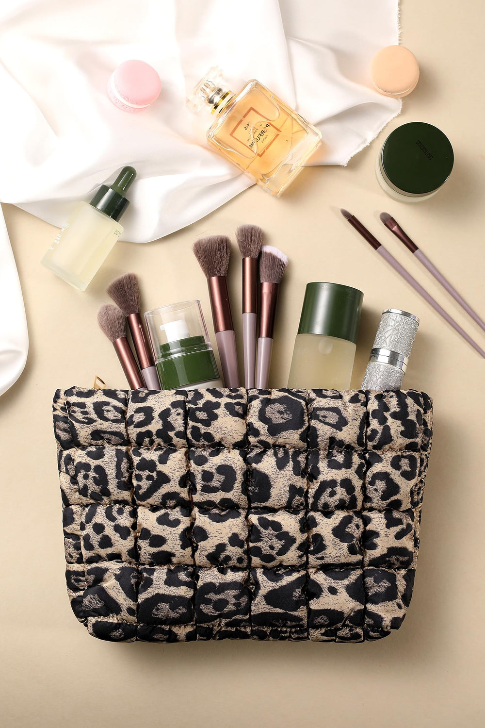 HFLZBRO makeup bag showcases a spacious interior for cosmetics and brushes.