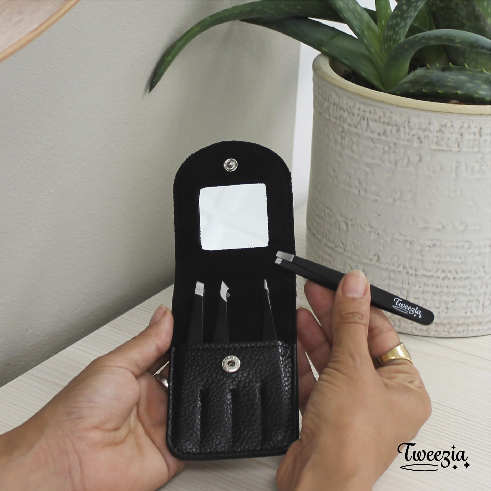 Houseify TWEEZIA classic tweezer close-up highlights precise tips for accurate grooming.