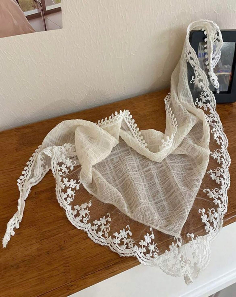 Huachi retro floral lace mesh adds boho elegance for various outfits.