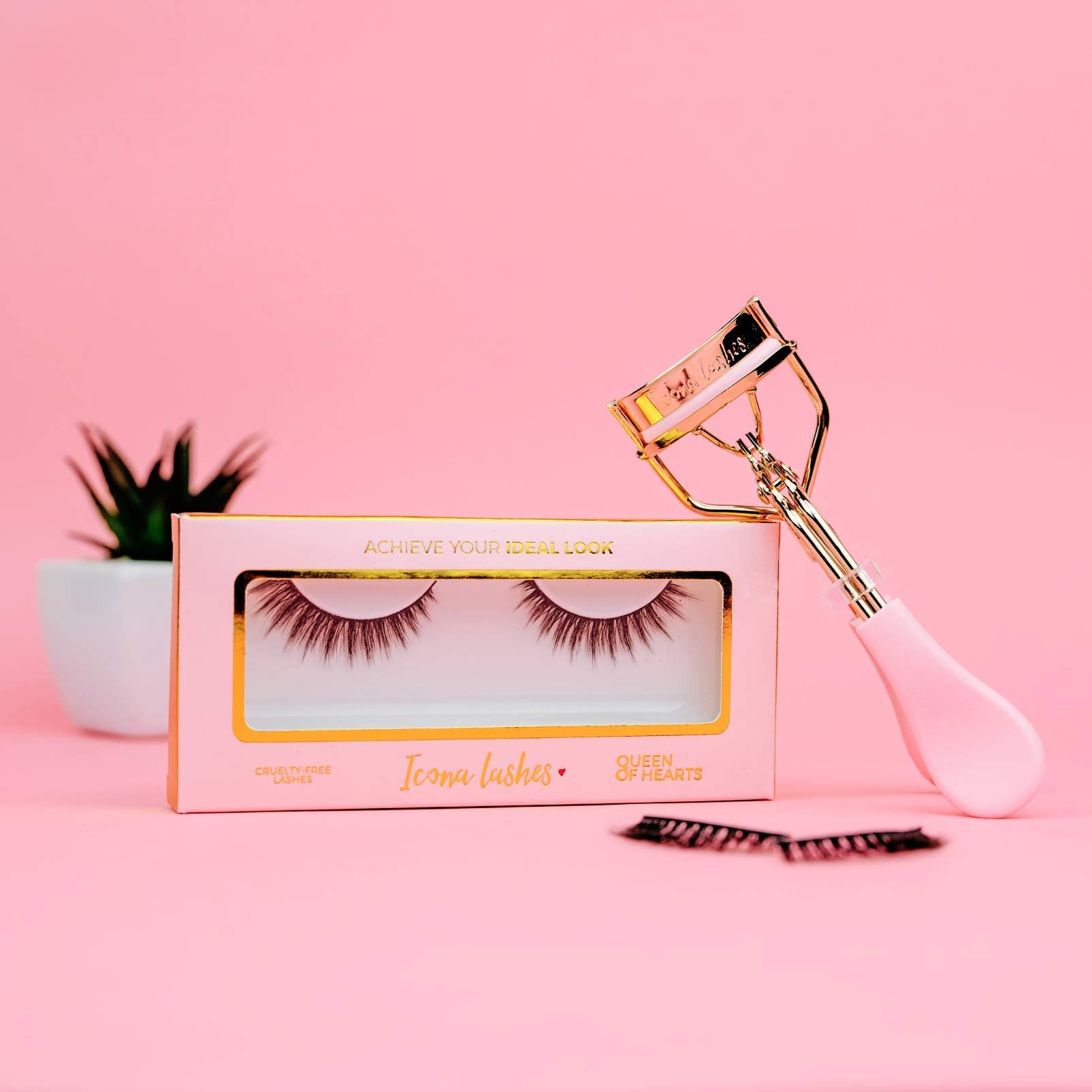 Icona Lashes in use showing smooth hinge and gold finish for even lift.