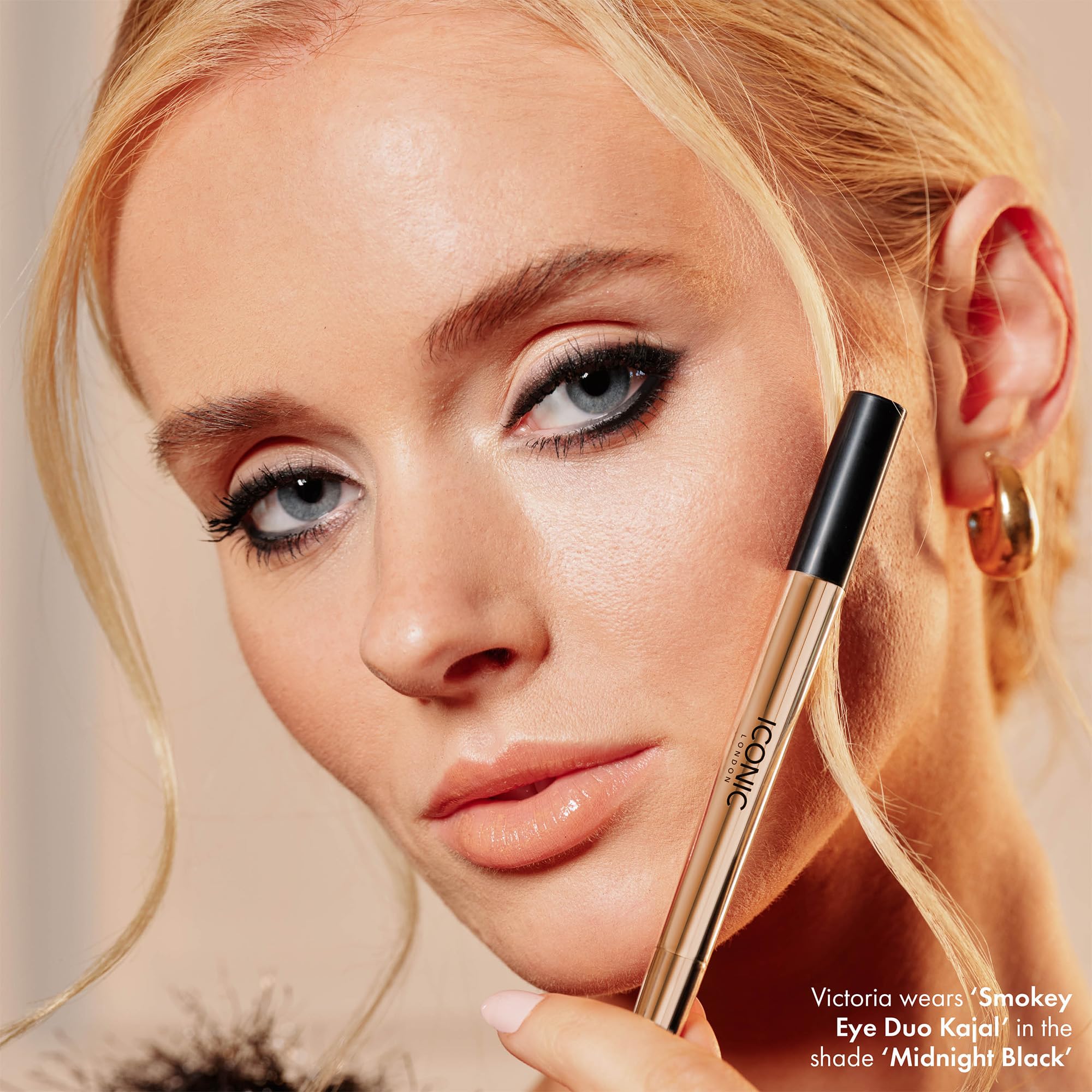 ICONIC LONDON Smokey Eye Duo dual-ended design enables quick, versatile smoky looks.