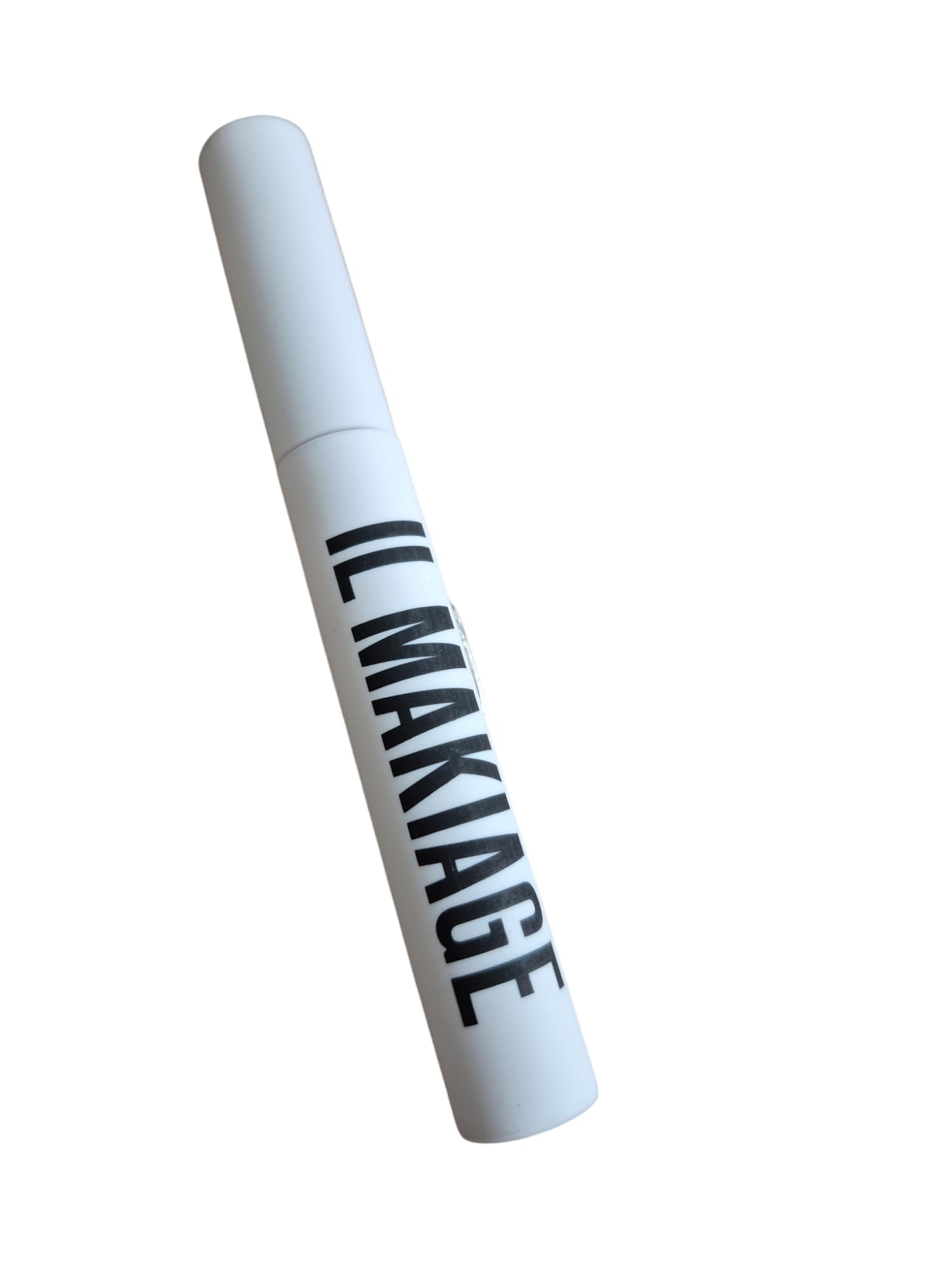 Il Makiage Black Card Mascara loft curl wand showing lifted, curled lashes with length