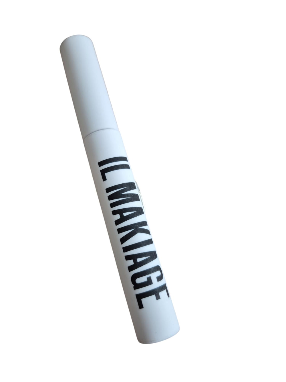 Il Makiage Black Card Mascara loft curl wand showing lifted, curled lashes with length