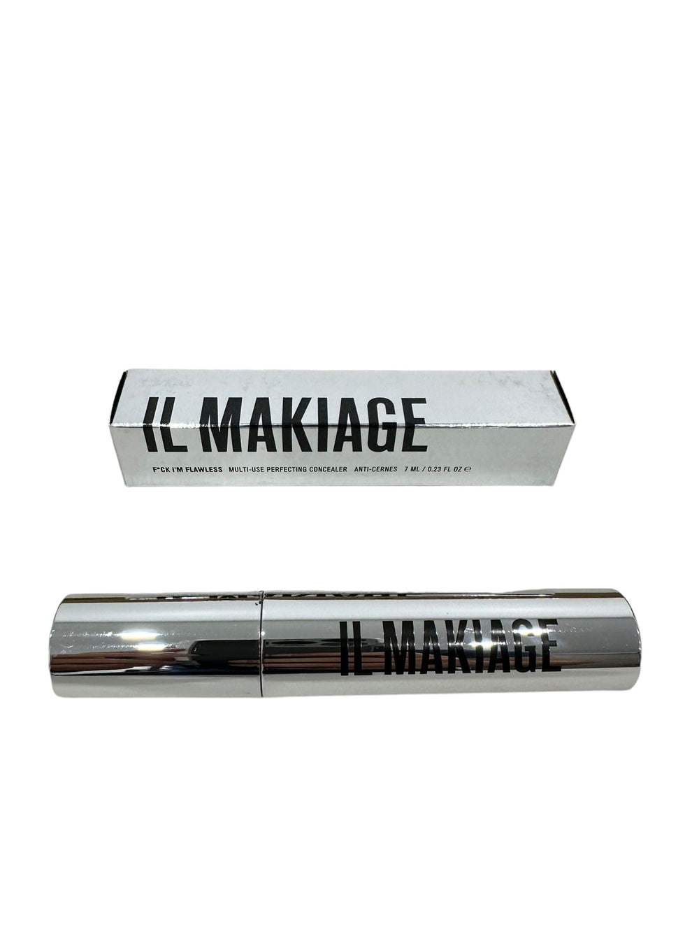 Il Makiage I'M FLAWLESS Concealer for multi-use application, highlighting and contouring without heaviness.