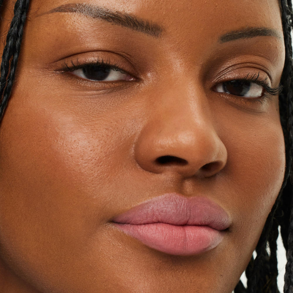 ILIA Lip Sketch Hydrating Crayon seaweed-definition close-up shows improved lip definition.