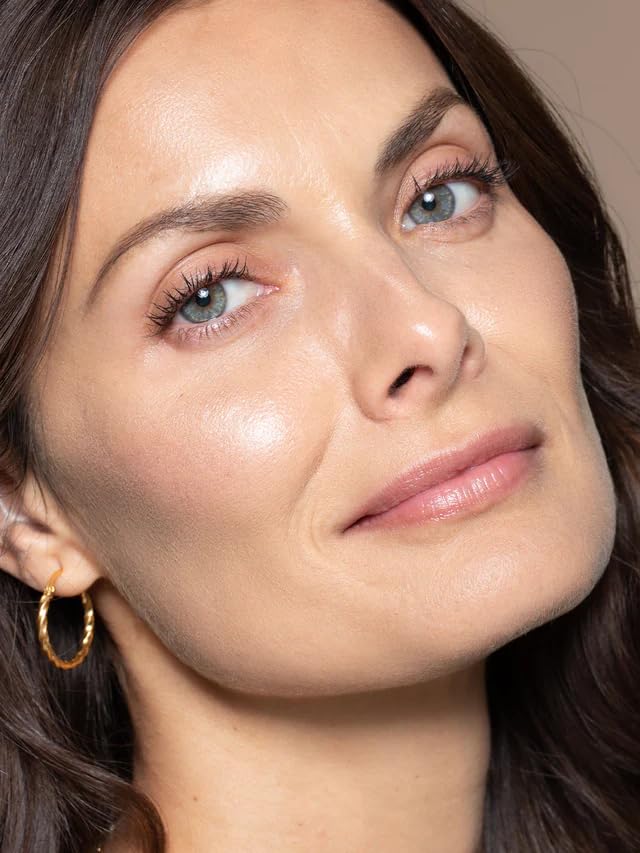 ILIA Multi-Stick Stella by Starlight brush application for seamless glow