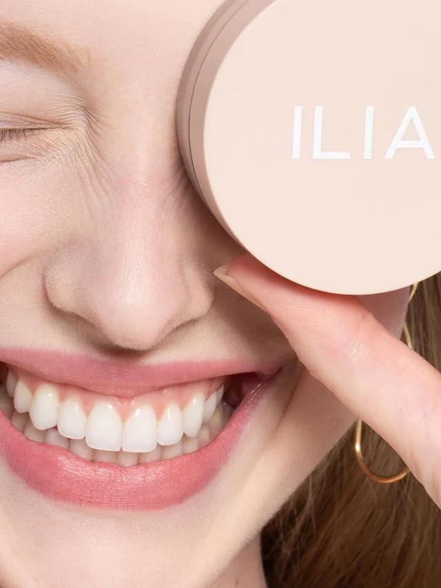 ILIA Soft Focus setting powder on skin shows translucent, luminous blur.
