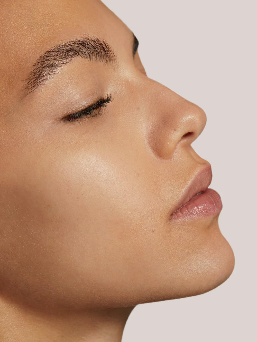 Packaging shot emphasizes vegan, cruelty-free formulation.