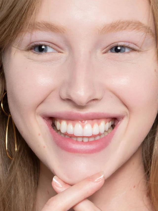 ILIA True Skin Serum Concealer texture looks lightweight and seamless.