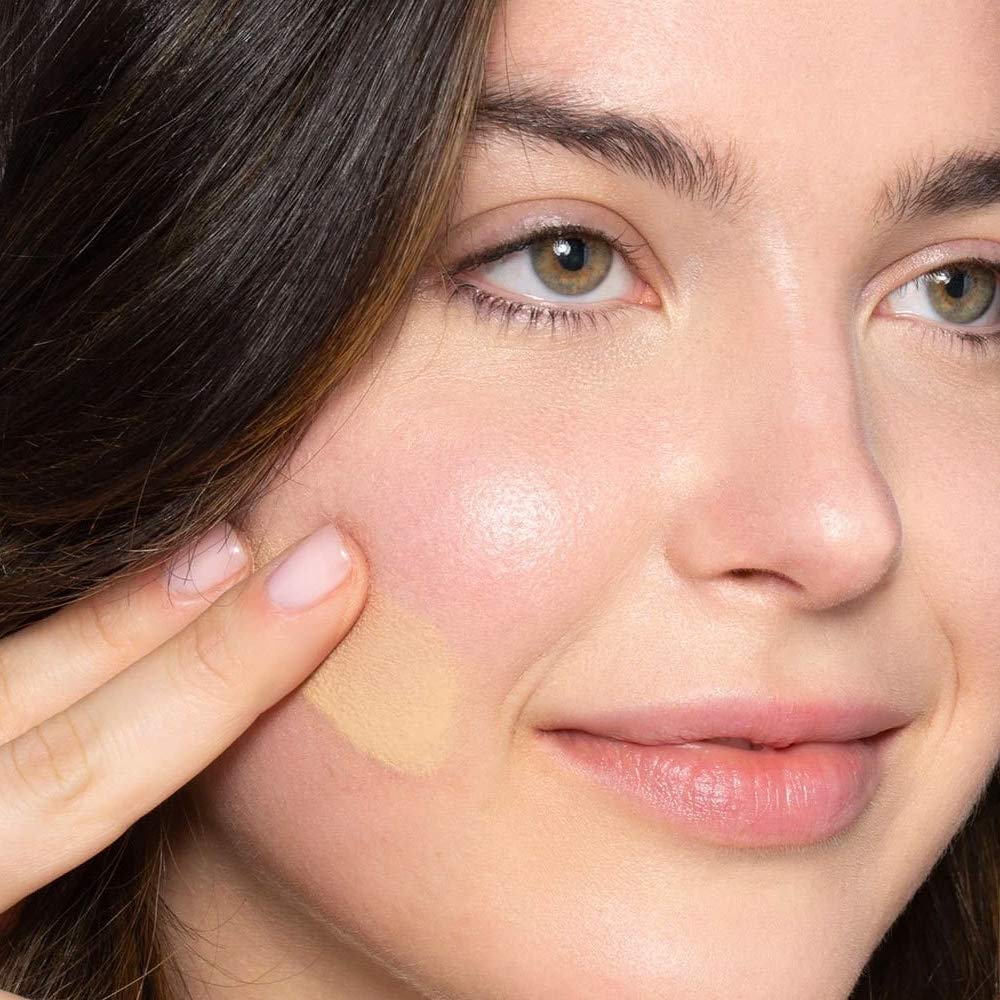 ILIA True Skin Serum Foundation swatch reveals natural tone and breathable texture.